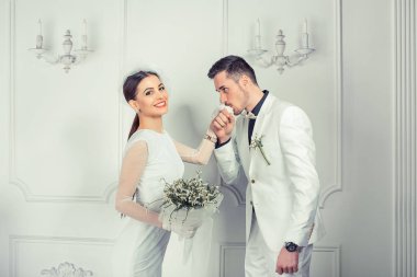 Zarif damat birbirine bakarak kokulu şık gelin elbise sevimli kadın kontrolden öpüşme yan görünüm