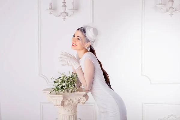 Linda Morena Elegante Vestido Noiva Chapéu Com Véu Encostado Coluna — Fotografia de Stock
