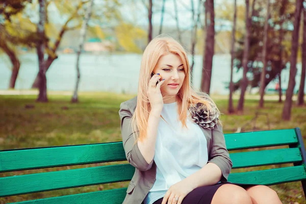 Dışarıda Telefon Konuşalım Rus Kız Asya Amerikalı Kadın Cep Telefonu — Stok fotoğraf