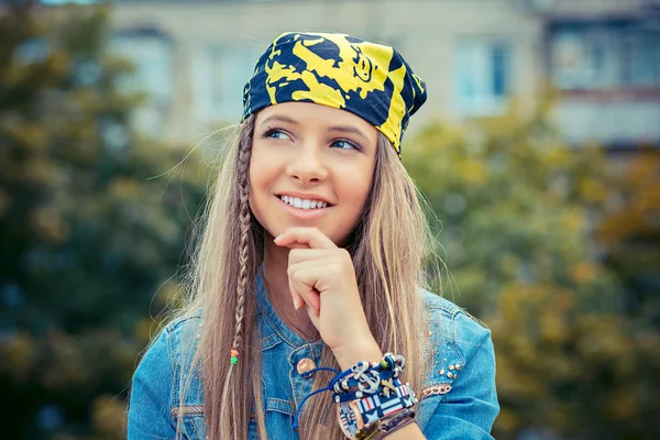 Sueño Despierto Retrato Joven Adolescente Feliz Adolescente Mujer Pensando Soñando — Foto de Stock