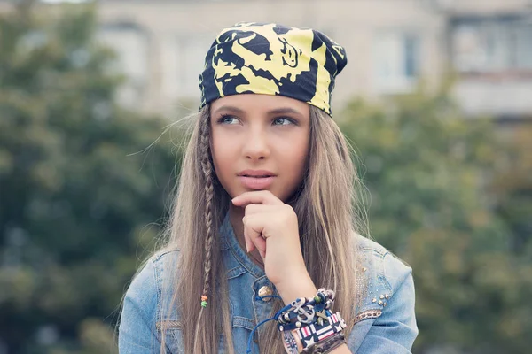 Imagini Fată Drăguţă Care Gândeşte Planuri Portretul Unei Tinere Adolescente — Fotografie, imagine de stoc