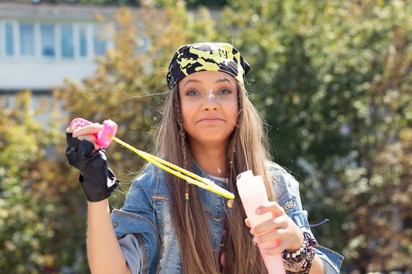 Moderne Jongedame Grappig Verbaasd Tiener Denim Bandana Plezier Met Zeepbellen — Stockfoto