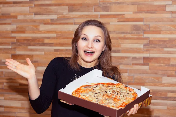 Pizza Kutusu Tutarak Ahşap Duvar Arka Plan Üzerinde Izole Süper — Stok fotoğraf