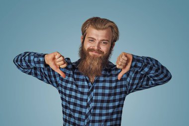 Başparmak gülümseyen adam. Ret ifade neşeli adam. Kavram sevmemek. Hipster mavi Kareli sakallı erkek gömlek başparmak aşağı jest gösterilen damalı. Mavi stüdyo arka plan izole