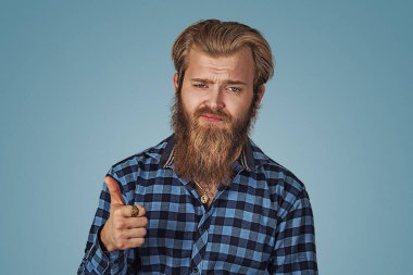 Mutsuz, kuşkucu, şüpheci bir adamın el hareketi yapması. Mavi ekose gömlekli hippi erkek. Mavi stüdyo arka planında izole edilmiş. Negatif yüz ifadesi, insani duygular