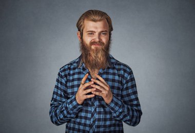 Bir şey komplo sinsi entrikacı genç adam. Mavi Kareli sakallı hippi erkek gömlek Isolated gri gri studio arka plan üzerinde kareli. Negatif yüz ifadesi, insan duygu, beden dili.