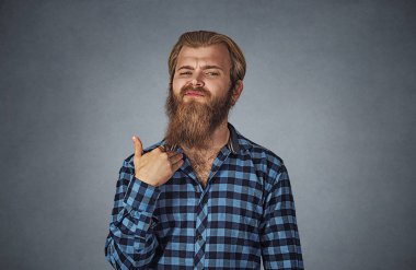 Kızgın genç adam, konuşmayı el ile eller kes şunu. Mavi ekose kareli gömlekli Isolated gri studio arka plan üzerinde sakallı hippi adam. Negatif yüz ifadesi, insani duyguları.