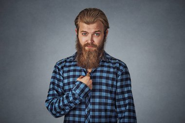 Öfkeli, kızgın, mutsuz genç adam adam kendisi de işaret eden bana, bana mı söylediniz demek. Mavi ekose kareli gömlekli Isolated gri studio arka plan üzerinde sakallı hippi adam. Negatif yüz ifadesi