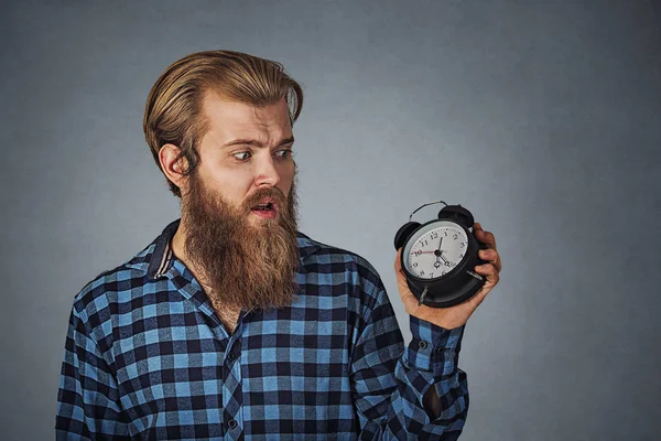 Ung Chockade Mannen Tittar Väckarklocka Med Rädsla Sen Hipster Hane — Stockfoto