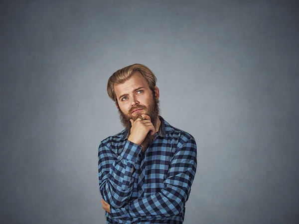 Jovem Atencioso Olhar Para Cima Hipster Macho Com Barba Azul — Fotografia de Stock