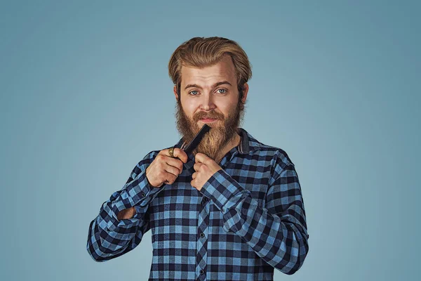 Jovem Bonito Penteia Barba Com Uma Escova Cabelo Hipster Macho — Fotografia de Stock