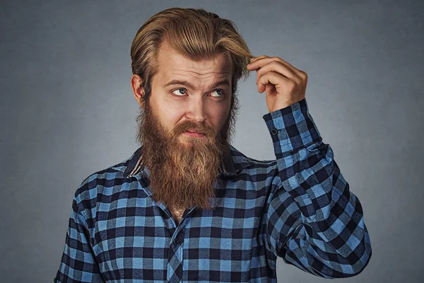 Preocupado Chateado Homem Sentindo Cabeça Surpreso Ele Está Perdendo Cabelo — Fotografia de Stock