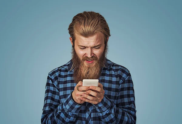 Primer Plano Preocupado Triste Hombre Mirando Teléfono Inteligente Hipster Macho — Foto de Stock