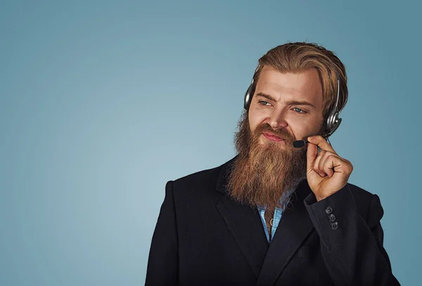 Homem Negócios Irritado Com Fone Ouvido Barba Chateado Representante Atendimento — Fotografia de Stock