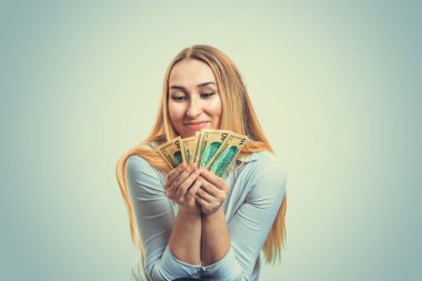 Para yığını finans ile mutlu tutan çekici sarışın kadın