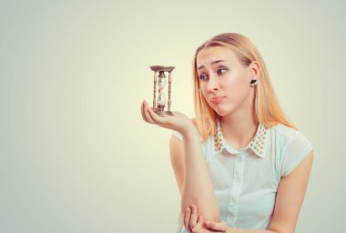 Yazık ki yüz ifadesi yapma ve kum saati umuduyla bakarak sarışın kadın