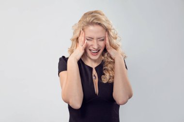 Kafa sıkma ve yorgun hayal kırıklığı içinde bağırmaya sarışın kadın