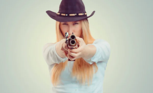 Suddig Kvinna Cowboyhatt Syftar Kameran Med Dubbelnamn Pistol Grå Bakgrund — Stockfoto