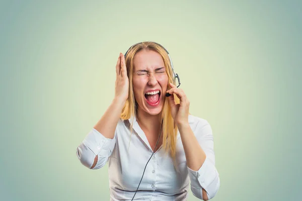 Junge Callcenter Betreiberin Schreit Wahnsinn Mit Headset — Stockfoto