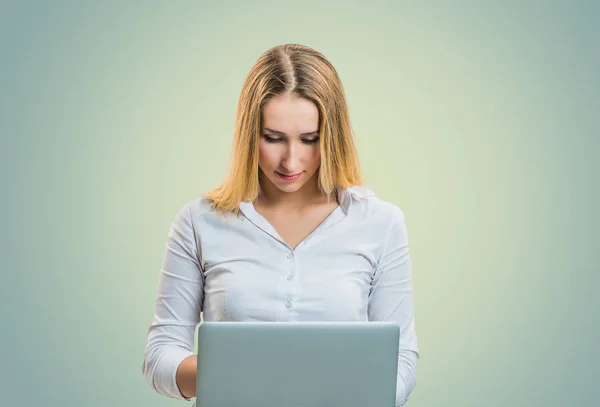 Mujer Rubia Moderna Casual Camisa Blanca Usando Portátil Sobre Fondo — Foto de Stock