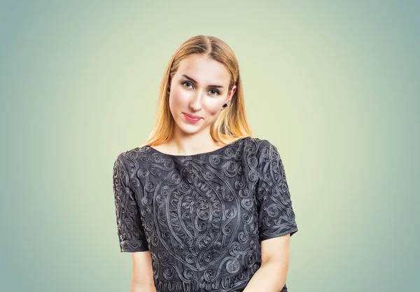 Portret Nowoczesne Pewnie Blond Kobieta Ubrana Elegancka Bluzka Ozdobnych Uśmiecha — Zdjęcie stockowe