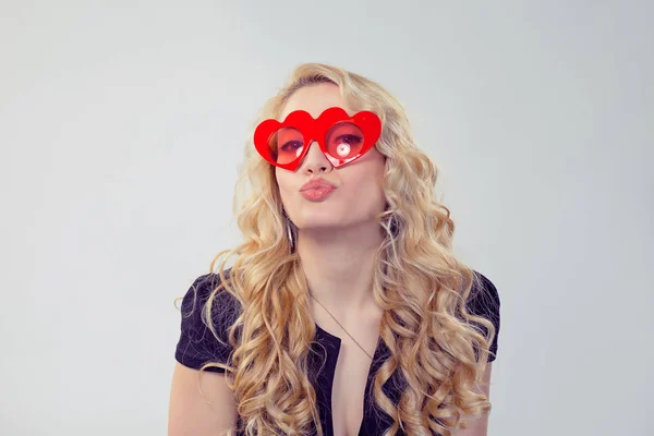 Hübsche Junge Frau Mit Roter Herzförmiger Brille Und Schmollenden Lippen — Stockfoto