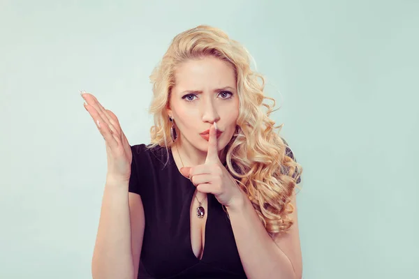Ganska Blond Kvinna Hålla Ner Finger Läpparna Tittar Kameran Missnöje — Stockfoto