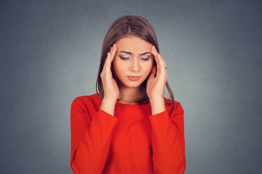 Closeup üzgün genç güzel kadın portre endişe ile yüz ifadesi baktığını vurguladı. İş kadını kırmızı elbiseli bob saç modeli. Arka plan gri gri stüdyo duvarda izole. Negatif duygu