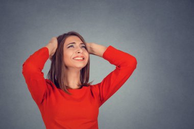 Portre portre genç yüksek sesle yapmayı durdurmak kadar seyir kulaklarını kapsayan stresli kadın gürültü kızgın bana baş ağrısı izole gri duvar arka plan vermek. Negatif duygu yüz ifade duygu
