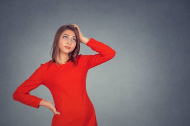 Düşünme. Portre portre genç kadın tırmalamak kafa, gri duvar arka plan üzerinde derin ararken bir şey hakkında hayal durulması izole. İnsan yüz ifadesi duygu duygu işareti simgesi