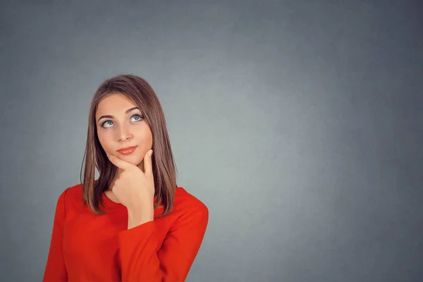 Una Mujer Reflexiva Vestida Rojo Retrato Feliz Hermosa Mujer Pensando — Foto de Stock