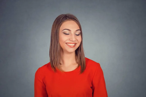幸せな美しい笑みを浮かべて笑う女 赤いドレスの女性のビジネスでは 髪型をボブします 灰色灰色スタジオの壁の背景上に分離 否定的な表情 人間の感情の体の言語反応態度 — ストック写真