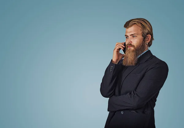 Homem Negócios Hipster Barbudo Segurando Falar Por Telefone Celular Isolado — Fotografia de Stock