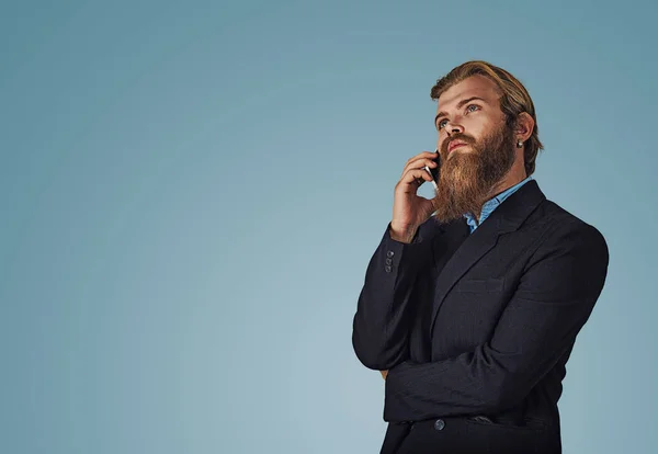 Homem Negócios Jovem Hipster Barbudo Segurando Celular Olhando Para Cima — Fotografia de Stock