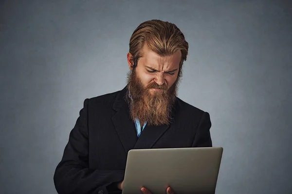 Homem Negócios Barbudo Macho Infeliz Segurando Computador Portátil Franzindo Testa — Fotografia de Stock