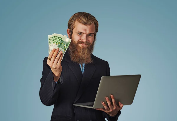 Успішний Усміхнений Молодий Чоловік Тримає Ноутбук Онлайн Бізнесі Заробляє Гроші — стокове фото