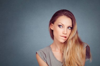 Şüpheci. Portre portre şüpheci kadın yan arka plan gri gri yatay stüdyo duvarda boşaltmak izole isteyen karıştı. Şüpheli yüz ifade duygu beden dili tepki