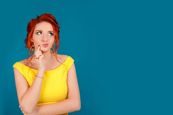 Mujer Pensante Pie Pensativa Contemplando Mirar Escéptico Mirando Hacia Arriba —  Fotos de Stock