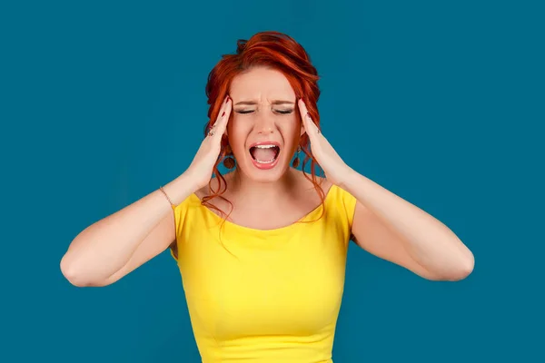 Stressante Concetto Burnout Frustrata Donna Confusa Tenere Mani Nei Capelli — Foto Stock