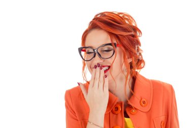 Yüzünde beyaz bir arka plan karşı utangaç, gülümseyen kadın eller. Güzellik kıvırcık uzun saçlı gülen, yüzünü gülümseme gizleme kapsayan. Sarı elbise ve mercan kolye ile kırmızı ruj beyaz kişi.