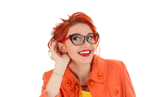 Primer Plano Retrato Curiosa Mujer Divertida Sosteniendo Palma Cerca Oreja — Foto de Stock