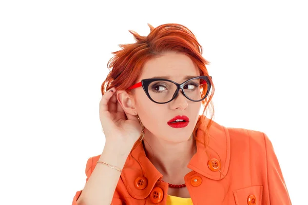 Vrouw Luistert Met Haar Hand Een Oor Geïsoleerd Witte Achtergrond — Stockfoto