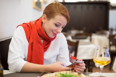 Smartphone, cep telefonu İtalyan restoranında kullanan kadın