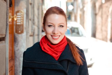 Şehirde sonbahar tarzı güzel kadın