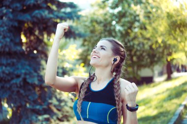 Spor neşeli pompalama yumruk gülümseyen kadın