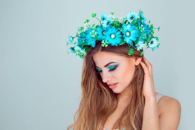 kadın çiçek taç yan profil kafasından çiçek tacı ile