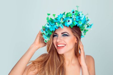 kafa bandı mavi çiçekler çene ve saç flört dokunmadan gelen kadınla