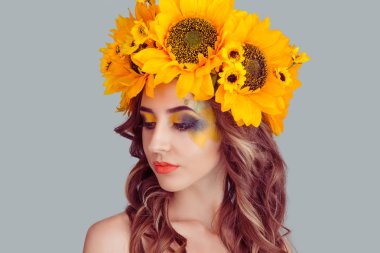 kadın aşağı bakıyor ayçiçeği kafa bandı ile