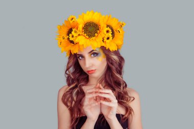 Kadın bir şey komplo çiçek kafa bandı ile