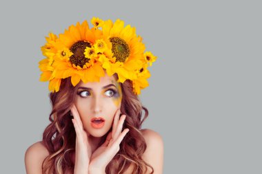 Sürpriz kadın yan çiçek taç isteyen